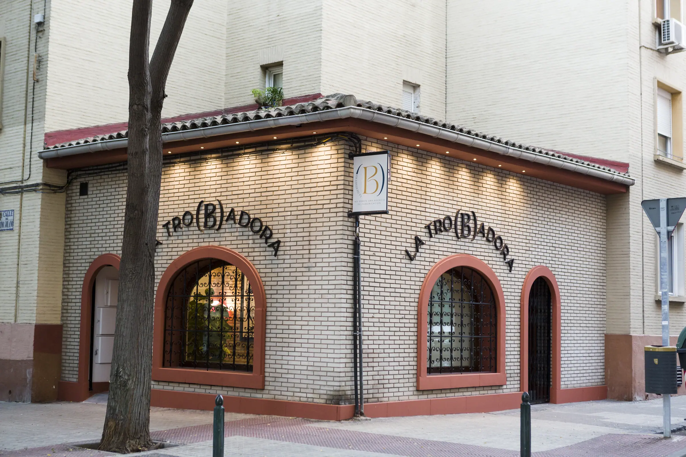 La casa de La Tro(b)adora: una esquina de ladrillo con ventanas en arco, en la calle Bruno Solano
