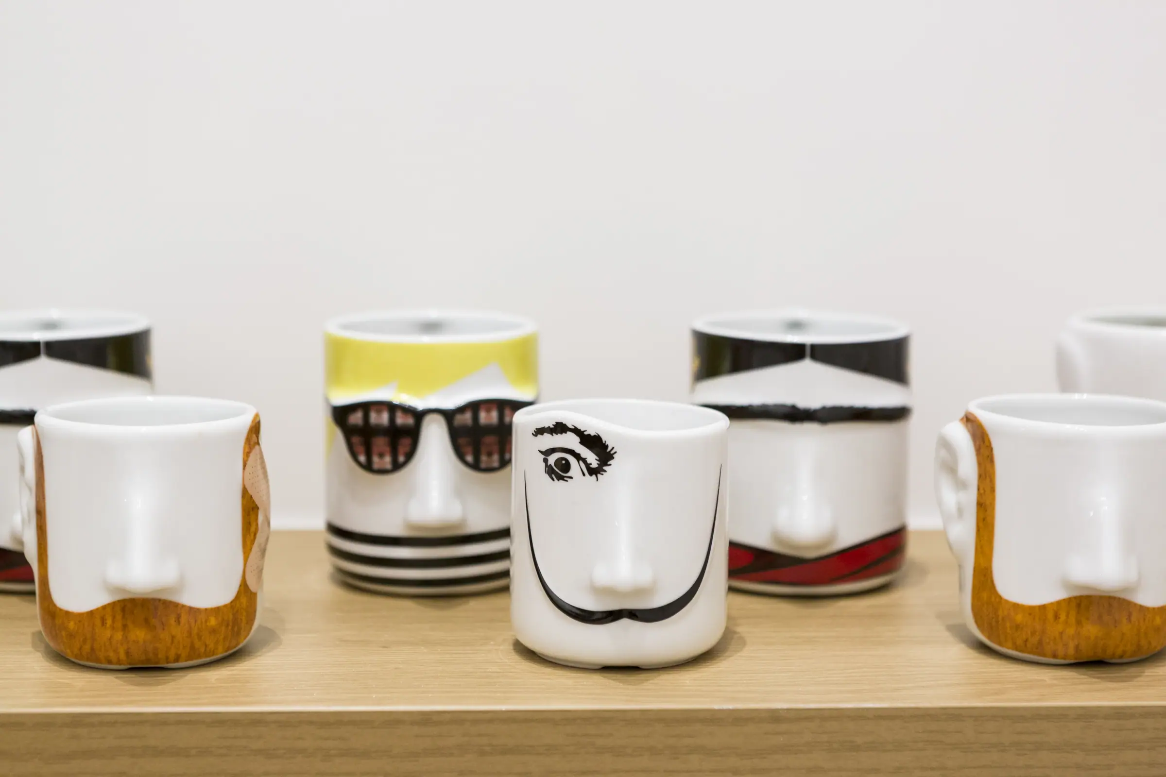 Tazas de café con caras dibujadas